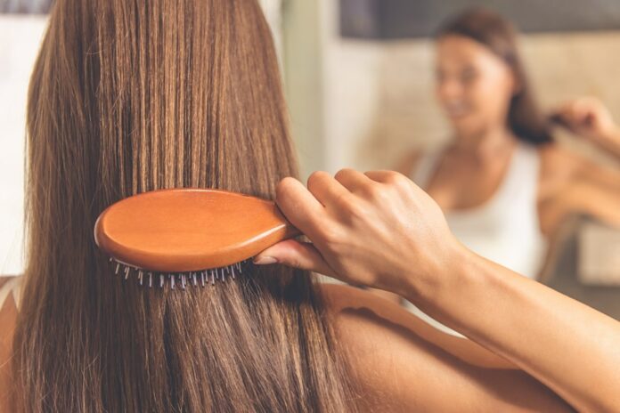 Jak ułatwić sobie rozczesywanie włosów?
